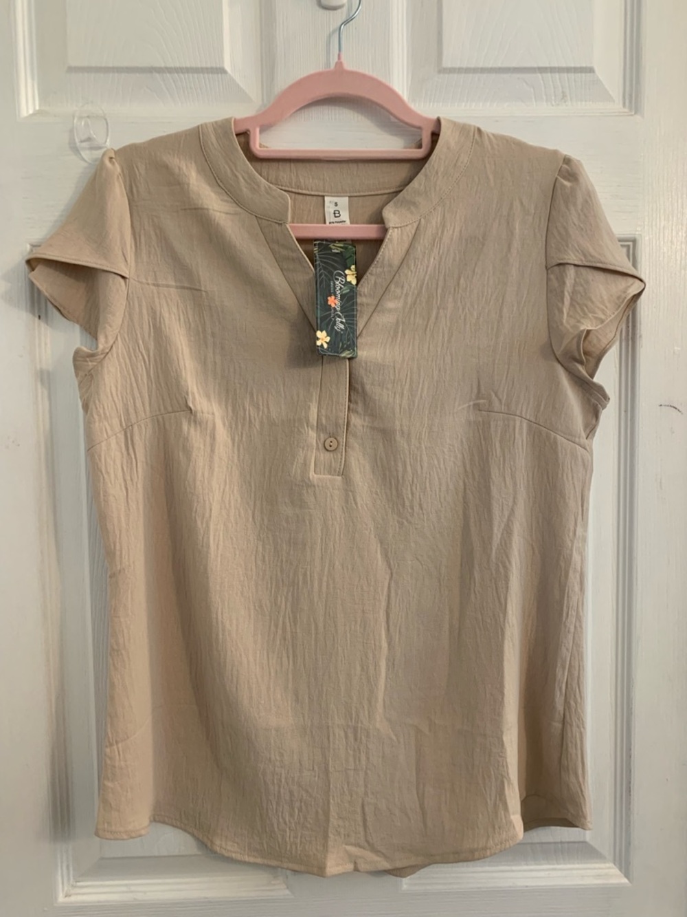 Blooming Jelly Lightweight Beige Short-Sleeve blouse. NWT size small $10